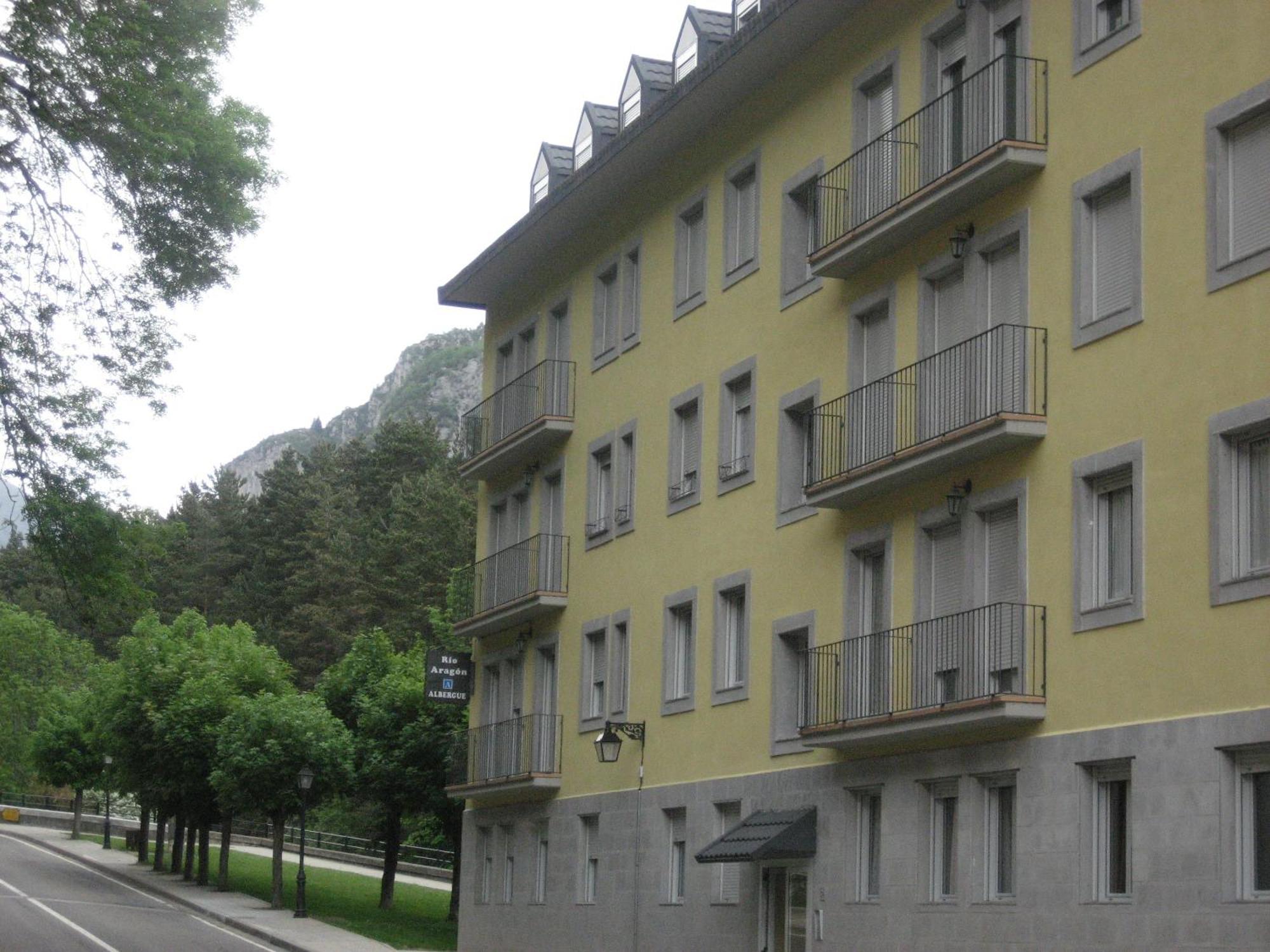 Albergue Turistico Rio Aragon カンフランク エクステリア 写真