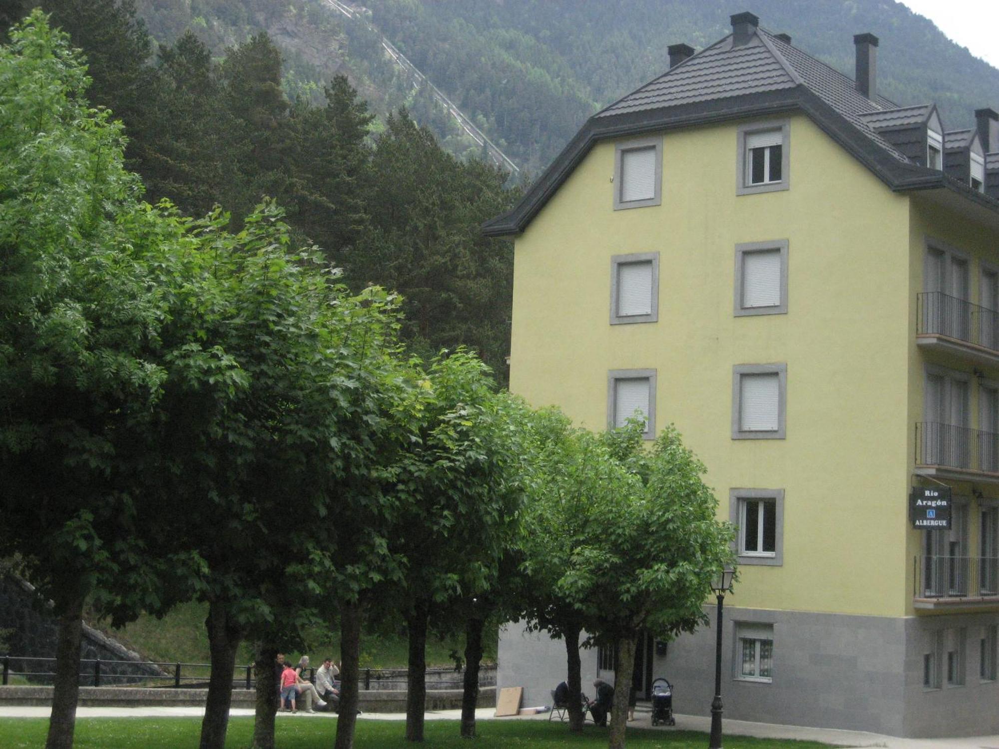 Albergue Turistico Rio Aragon カンフランク エクステリア 写真